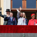 17. mai: Kongefamilien hilser barnetoget i Oslo fra Slottsbalkongen. Foto: Ola Vatn / NTB scanpix